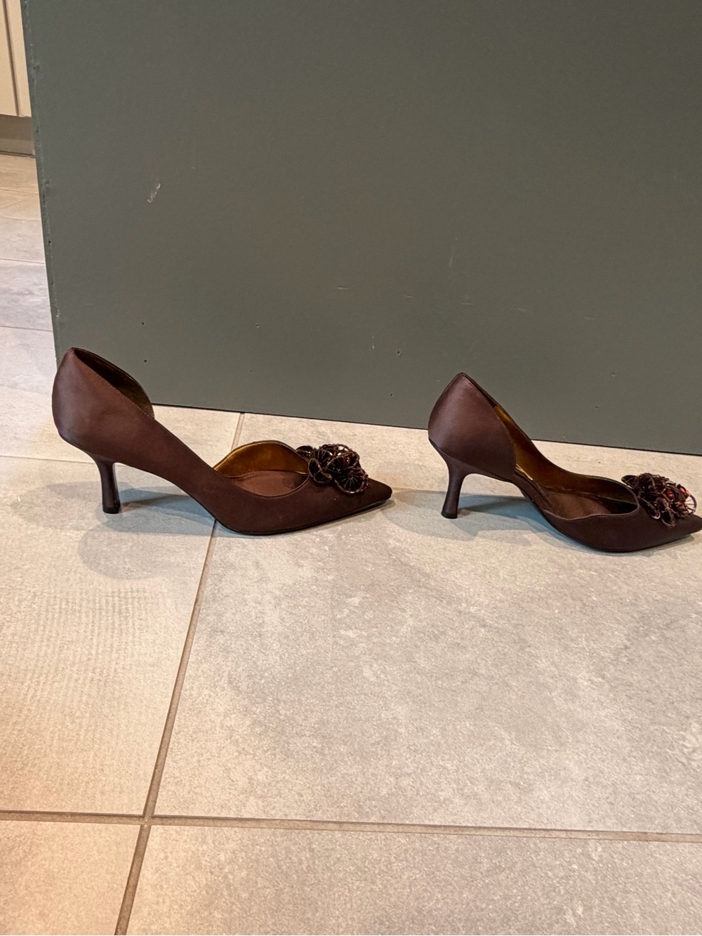 Nina Brown Satin Pointed-Toe Floral Beaded Women's Pumps 7.5 NWOT - Picture 8 of 17